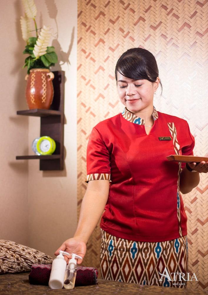 Atria Hotel Маланг Екстериор снимка