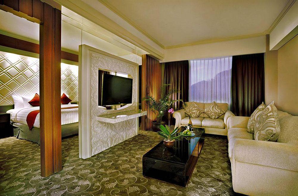 Atria Hotel Маланг Екстериор снимка