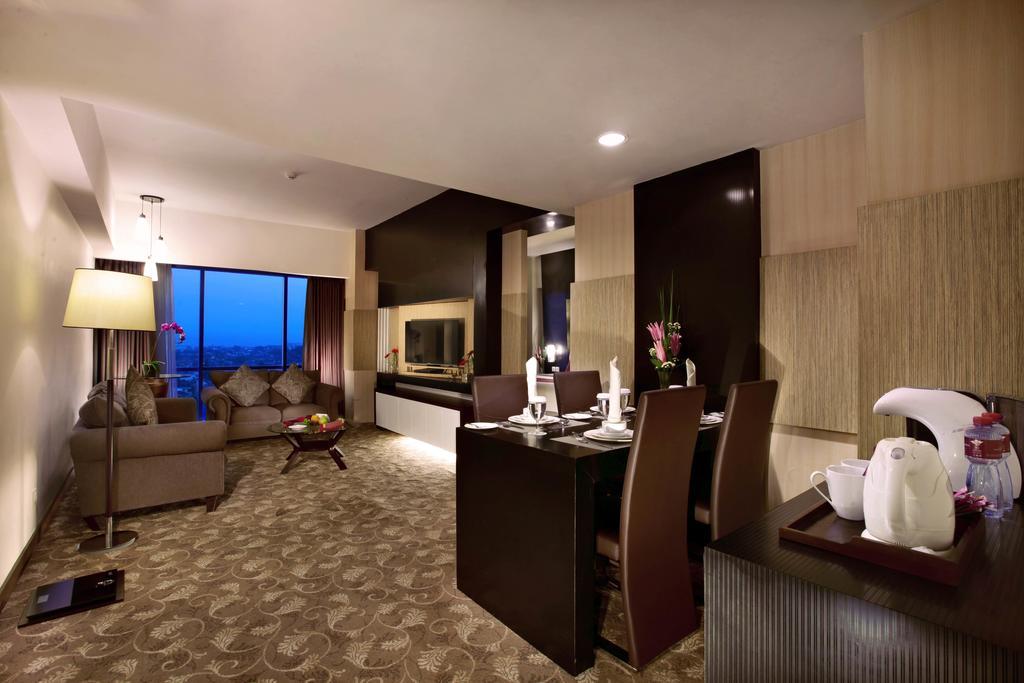 Atria Hotel Маланг Екстериор снимка