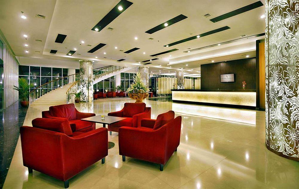 Atria Hotel Маланг Екстериор снимка