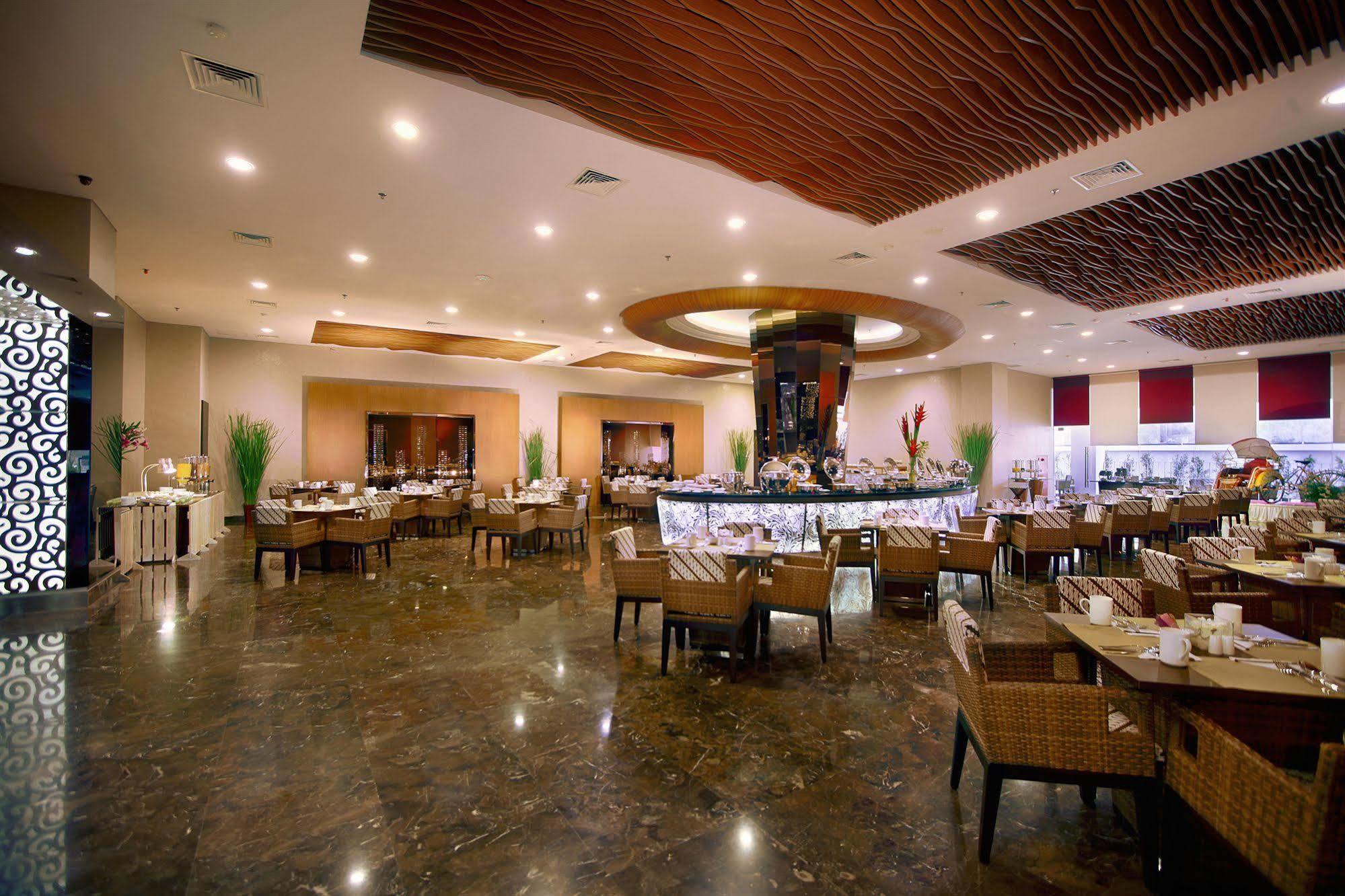 Atria Hotel Маланг Екстериор снимка