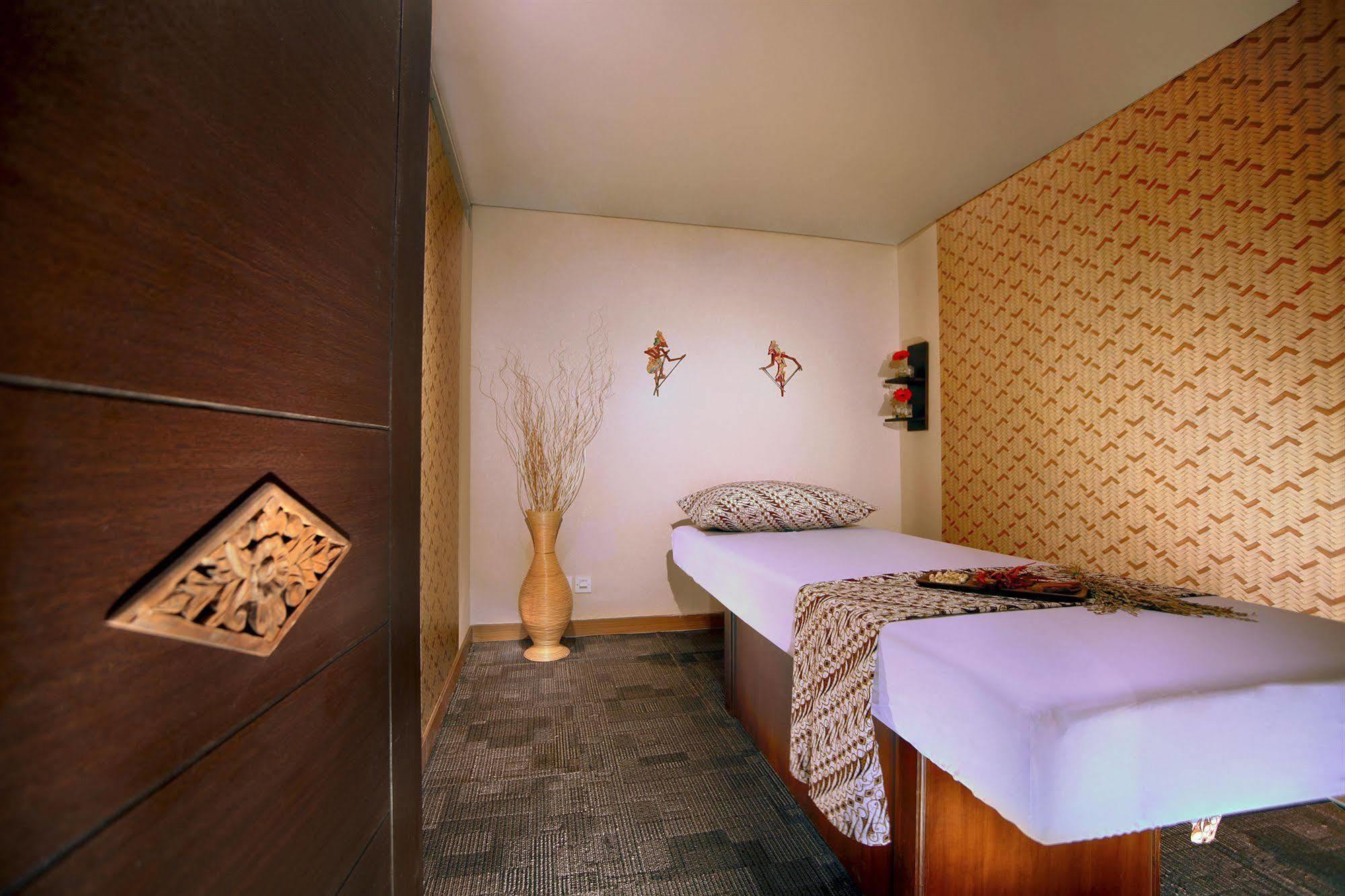 Atria Hotel Маланг Екстериор снимка