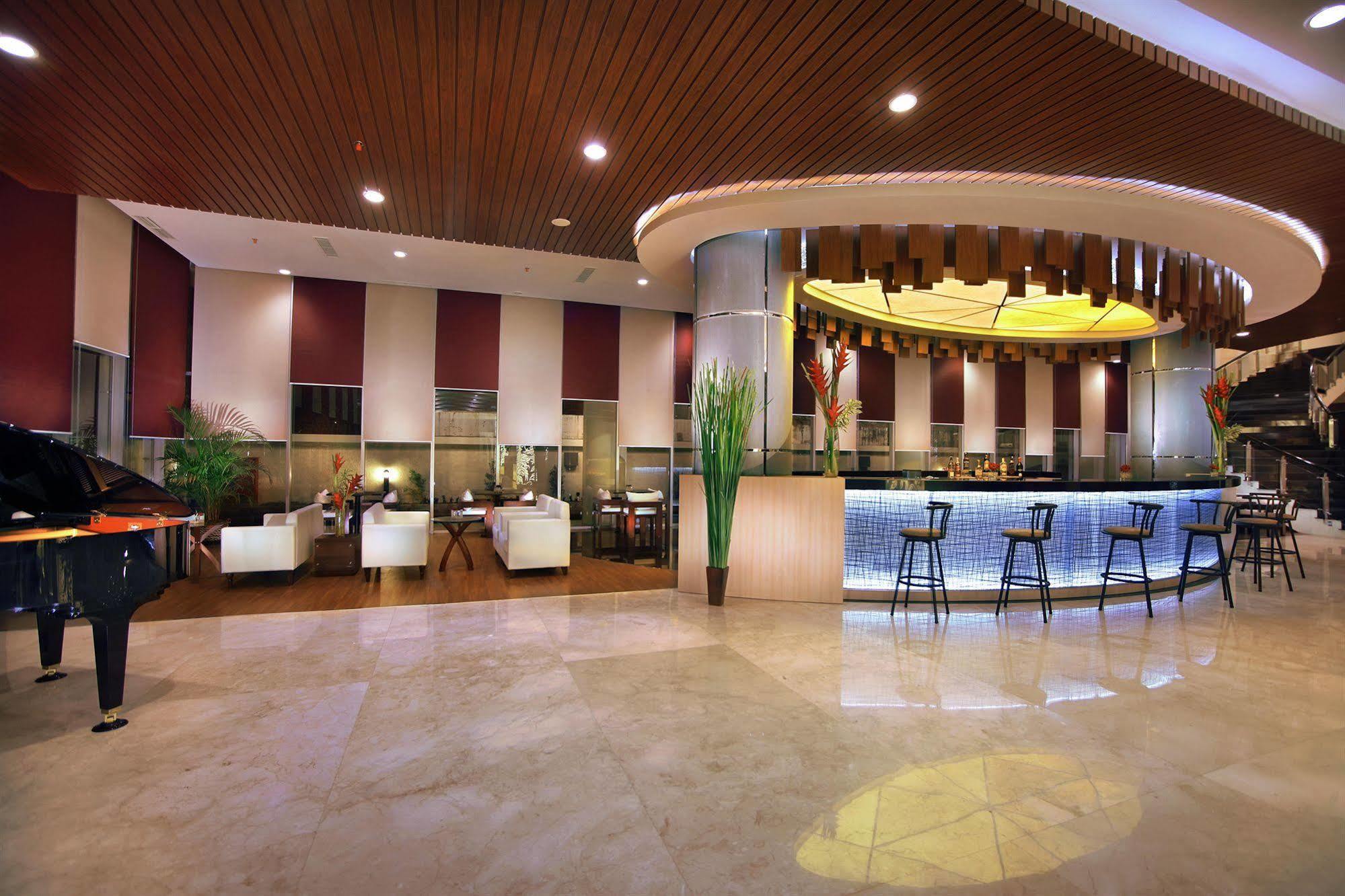 Atria Hotel Маланг Екстериор снимка