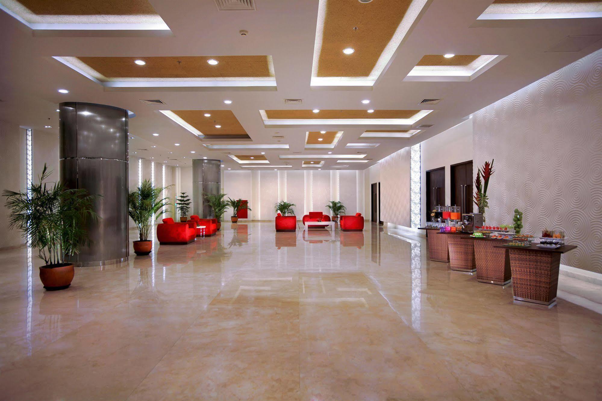 Atria Hotel Маланг Екстериор снимка